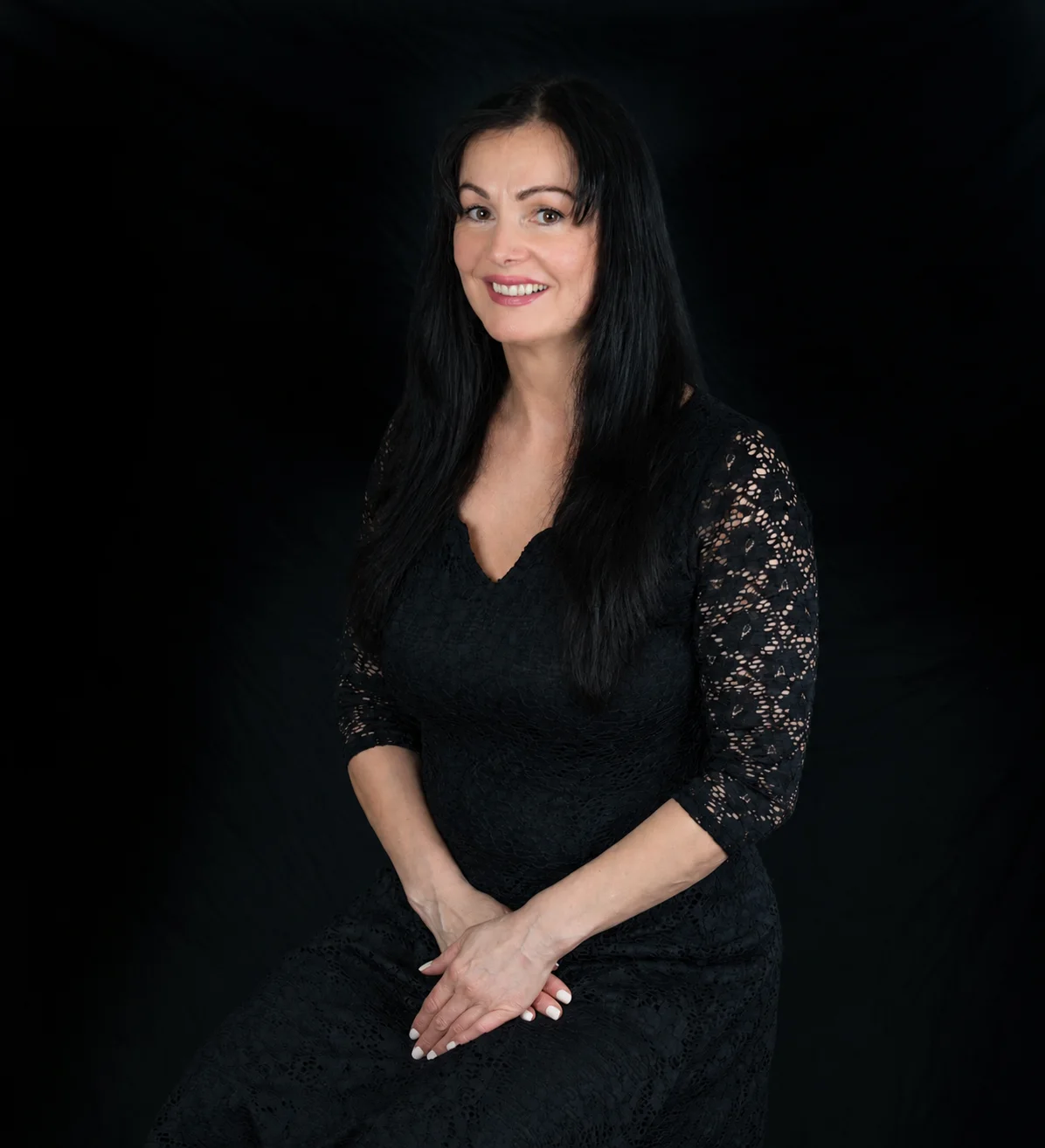 Christine Scheib, Entwicklerin der FACE-Methode®, sitzendes Studio-Porträt