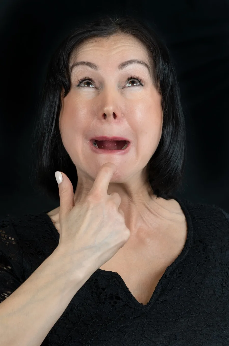 Christine Scheib demonstriert eine Übung für die Augenpartie