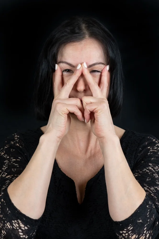 Christine Scheib demonstriert eine Übung der FACE-Methode®